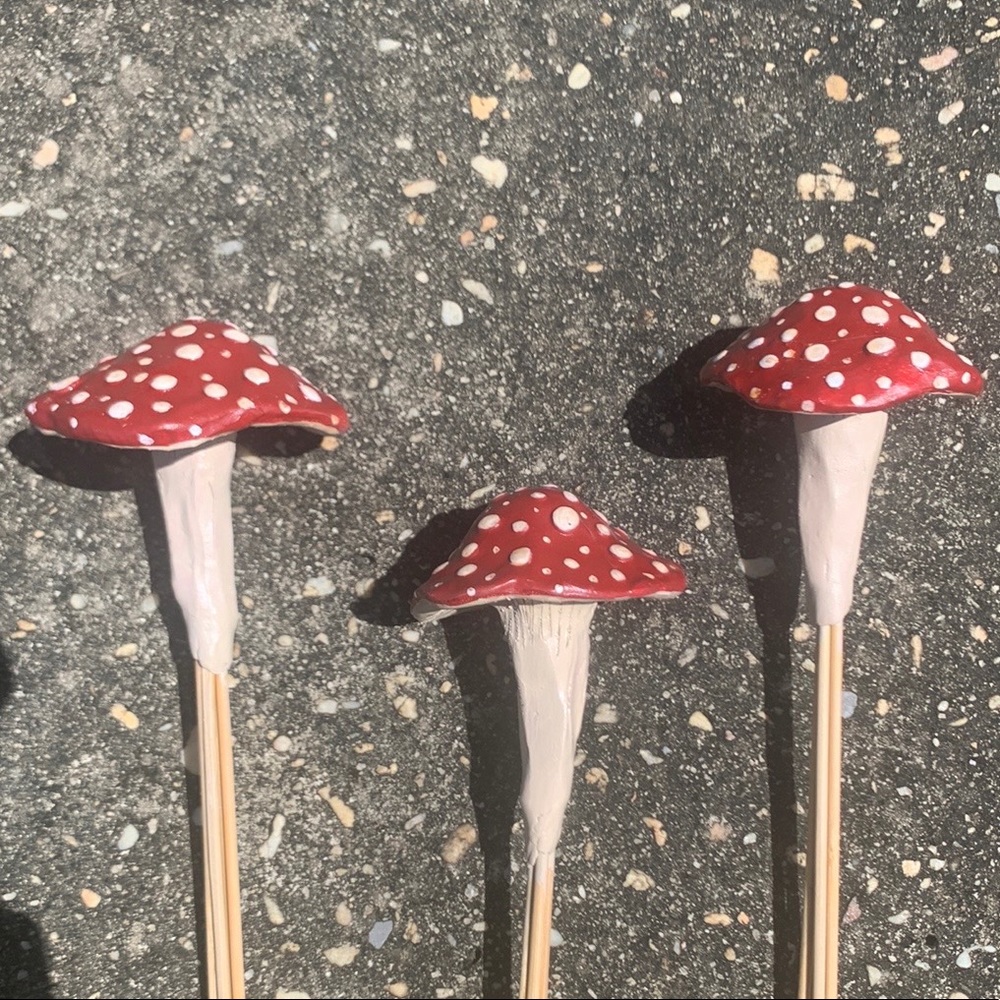 [3] MUSHROOM 🍄 Garden Stakes w/ SPOTS! 🙌🏽❤️🌈 - Picture 5 of 11